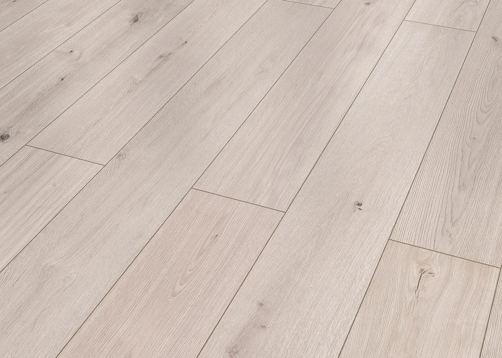 Canadian Standard Inhaus Elandura Silver Sand 5mm waterproof rigid core vinyl flooring featuring light grey oak-look grain with light tonal variation plank details closeup