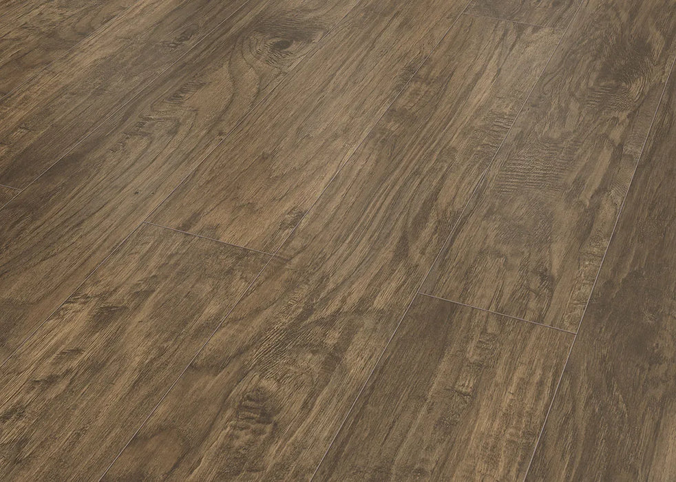 Canadian Standard Inhaus Inspiration Lamdura Grizzly 8mm water-resistant laminate flooring featuring handscraped wood-grain detailing plank details
